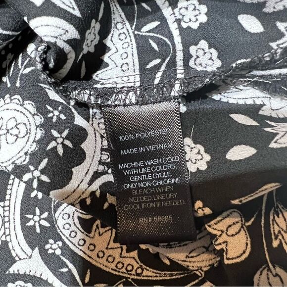 Express Blouse black & White Paisley Print Short Sleeve size Medium - Picture 7 of 7